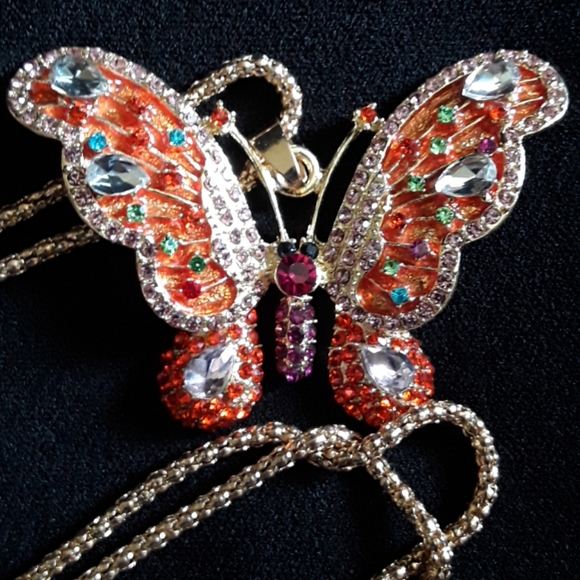 CRYSTAL BUTTERFLY NECKLACE - Picture 5 of 5